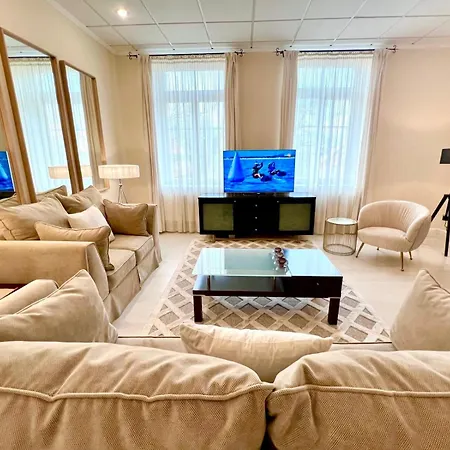 Luxury Stay-in Old Town Centre Apartment *